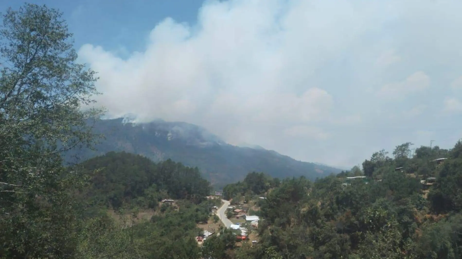 Autoridades y habitantes de Soledad Atzompa, piden apoyo aéreo para combatir incendio